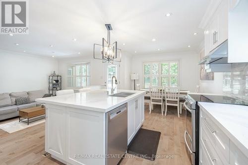 31 Guthrie Crescent, Whitby, ON - Indoor Photo Showing Kitchen With Upgraded Kitchen