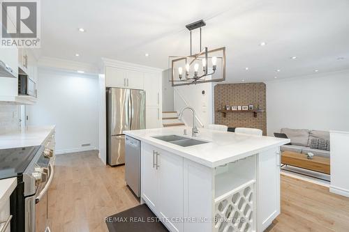 31 Guthrie Crescent, Whitby, ON - Indoor Photo Showing Kitchen With Double Sink With Upgraded Kitchen