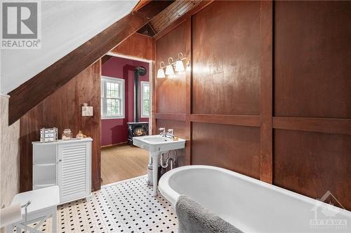 1205 Ventnor Road, Ottawa, ON - Indoor Photo Showing Bathroom