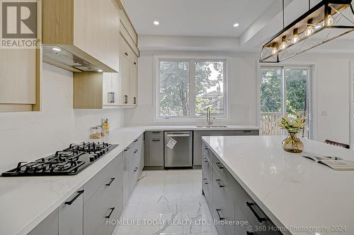 34 North Woodrow Boulevard, Toronto (Clairlea-Birchmount), ON - Indoor Photo Showing Kitchen With Upgraded Kitchen