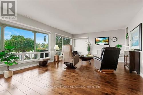 9 Bayview Road, Brockville, ON - Indoor Photo Showing Living Room