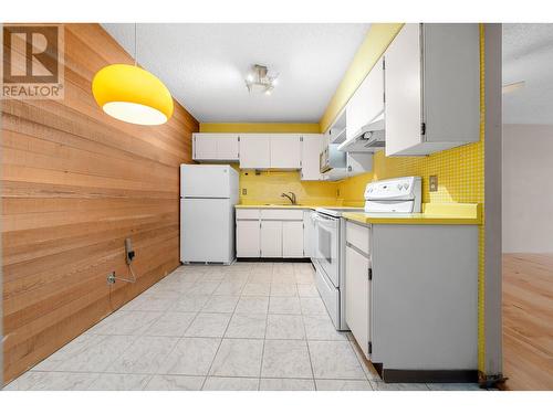 801 2020 Fullerton Avenue, North Vancouver, BC - Indoor Photo Showing Kitchen