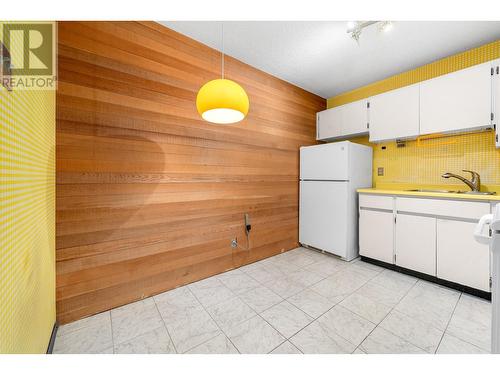 801 2020 Fullerton Avenue, North Vancouver, BC - Indoor Photo Showing Kitchen