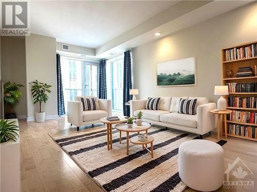 1601 - 40 Nepean Street, Ottawa, ON - Indoor Photo Showing Living Room