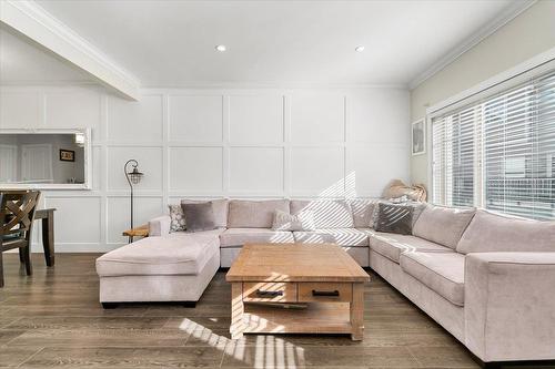 43 19097 64 Avenue, Surrey, BC - Indoor Photo Showing Living Room