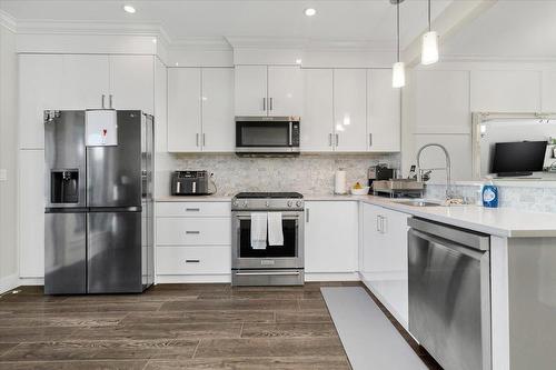 43 19097 64 Avenue, Surrey, BC - Indoor Photo Showing Kitchen With Stainless Steel Kitchen With Upgraded Kitchen