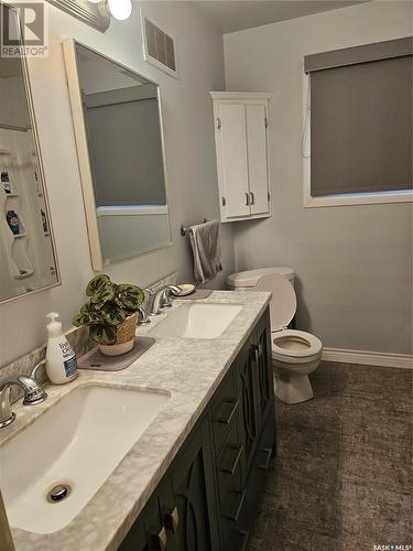 530 Main Street, Leader, SK - Indoor Photo Showing Bathroom