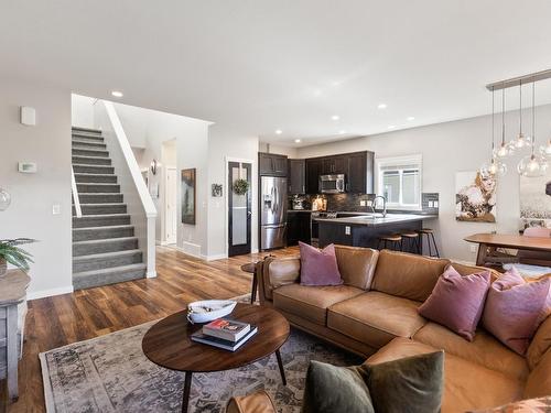 573 Stoneridge Drive, Kamloops, BC - Indoor Photo Showing Living Room