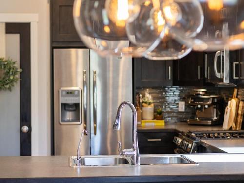 573 Stoneridge Drive, Kamloops, BC - Indoor Photo Showing Kitchen With Double Sink With Upgraded Kitchen