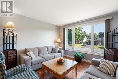 783 Comstock Crescent, Brockville, ON - Indoor Photo Showing Living Room