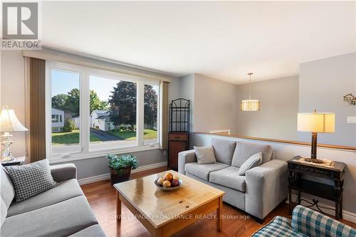 783 Comstock Crescent, Brockville, ON - Indoor Photo Showing Living Room