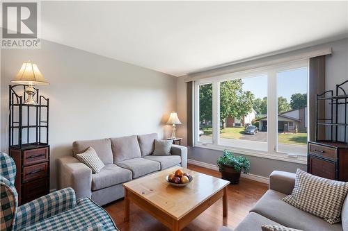 783 Comstock Crescent, Brockville, ON - Indoor Photo Showing Living Room