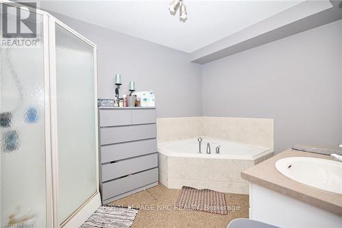 8040 Post Road, Niagara Falls, ON - Indoor Photo Showing Bathroom