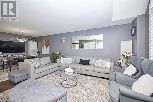 8040 Post Road, Niagara Falls, ON - Indoor Photo Showing Living Room