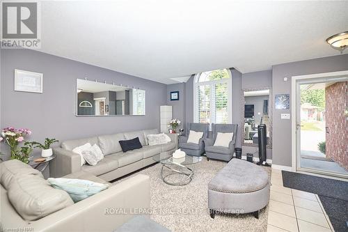 8040 Post Road, Niagara Falls, ON - Indoor Photo Showing Living Room