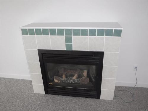 908 Carlton Terr, Esquimalt, BC - Indoor Photo Showing Living Room With Fireplace