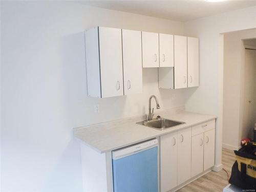 908 Carlton Terr, Esquimalt, BC - Indoor Photo Showing Kitchen