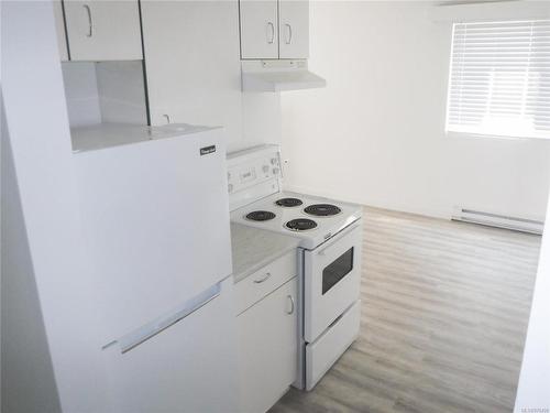 908 Carlton Terr, Esquimalt, BC - Indoor Photo Showing Kitchen