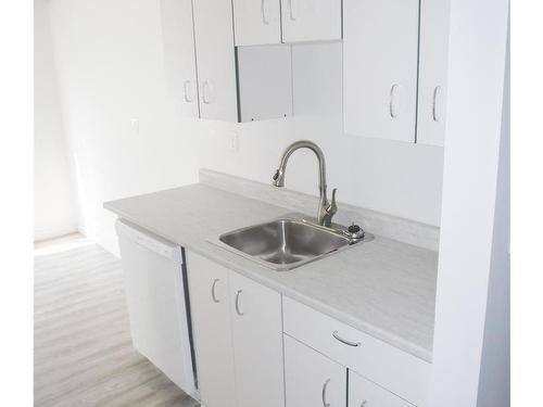 908 Carlton Terr, Esquimalt, BC - Indoor Photo Showing Kitchen