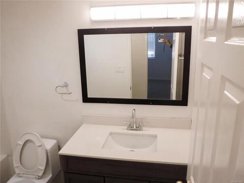 908 Carlton Terr, Esquimalt, BC - Indoor Photo Showing Bathroom