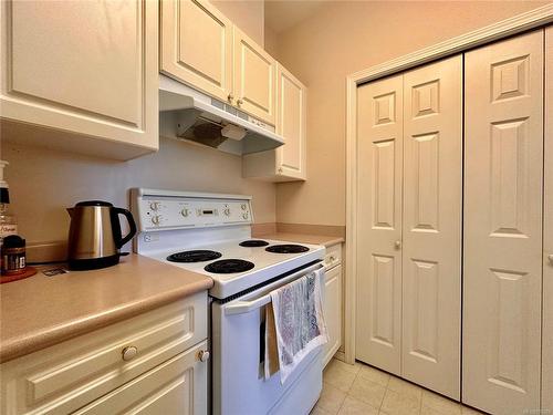 205-501 4Th St, Courtenay, BC - Indoor Photo Showing Kitchen