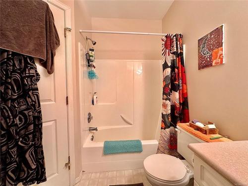 205-501 4Th St, Courtenay, BC - Indoor Photo Showing Bathroom