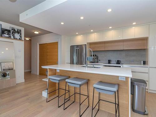 301-989 Johnson St, Victoria, BC - Indoor Photo Showing Kitchen With Upgraded Kitchen