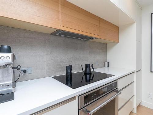 301-989 Johnson St, Victoria, BC - Indoor Photo Showing Kitchen