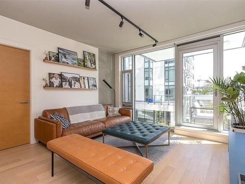 301-989 Johnson St, Victoria, BC - Indoor Photo Showing Living Room