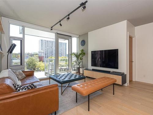 301-989 Johnson St, Victoria, BC - Indoor Photo Showing Living Room