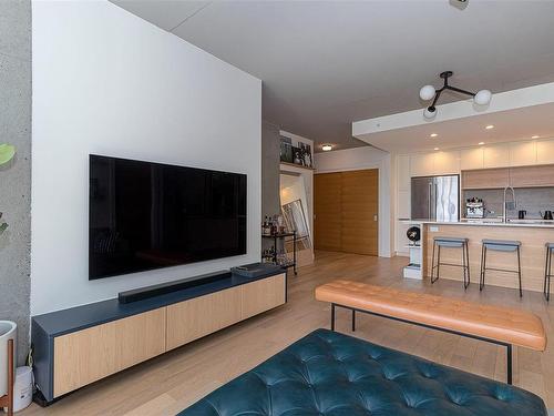 301-989 Johnson St, Victoria, BC - Indoor Photo Showing Living Room