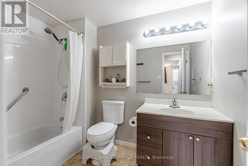 12 Sasha Crescent, London, ON - Indoor Photo Showing Bathroom