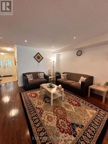 558 Candlestick Circle, Mississauga, ON - Indoor Photo Showing Living Room