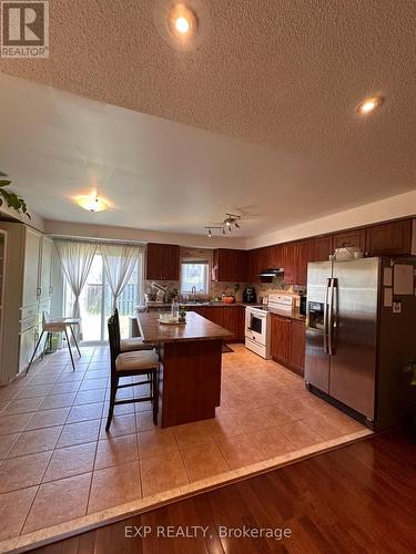 558 Candlestick Circle, Mississauga, ON - Indoor Photo Showing Kitchen