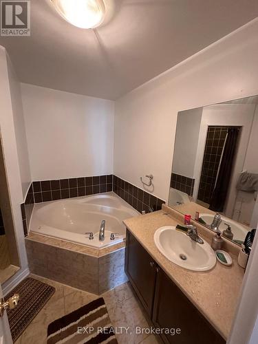 558 Candlestick Circle, Mississauga, ON - Indoor Photo Showing Bathroom