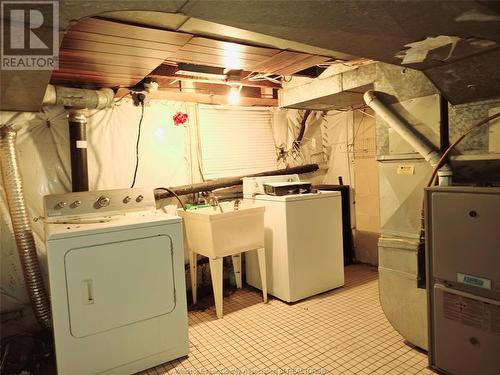 1111 Lillian Avenue, Windsor, ON - Indoor Photo Showing Laundry Room