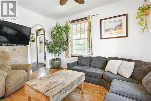 167 Raglan Street N, Renfrew, ON - Indoor Photo Showing Living Room