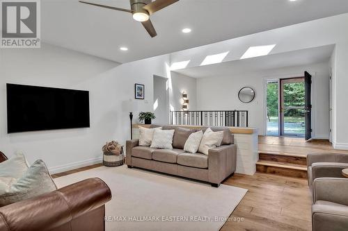 1461 Sunset Drive, Cavan Monaghan, ON - Indoor Photo Showing Living Room