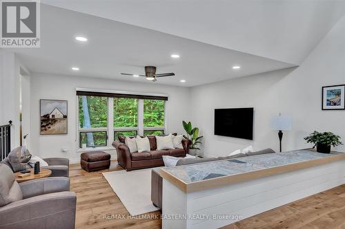 1461 Sunset Drive, Cavan Monaghan, ON - Indoor Photo Showing Living Room