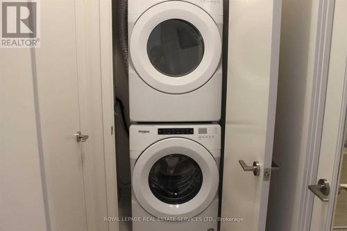 1007 - 1 Yorkville Avenue, Toronto, ON - Indoor Photo Showing Laundry Room