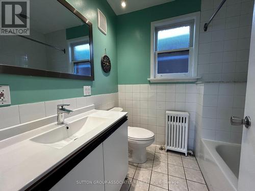 3 - 131 Kenwood Avenue, Toronto, ON - Indoor Photo Showing Bathroom