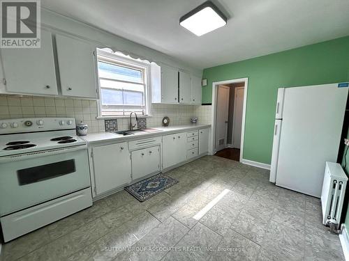 3 - 131 Kenwood Avenue, Toronto, ON - Indoor Photo Showing Kitchen