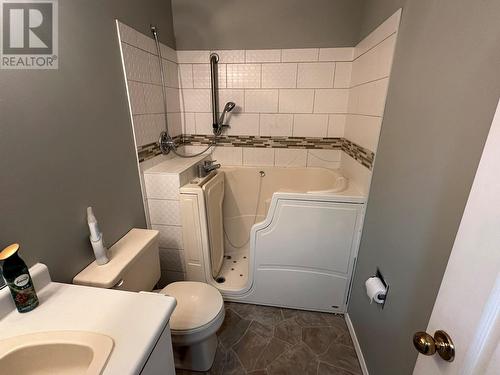 211 2Nd Street, Vernon, BC - Indoor Photo Showing Bathroom