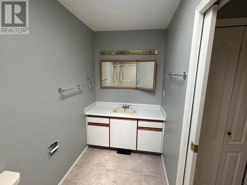 211 2Nd Street, Vernon, BC - Indoor Photo Showing Bathroom