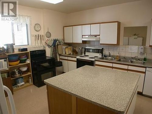 211 2Nd Street, Vernon, BC - Indoor Photo Showing Kitchen With Double Sink