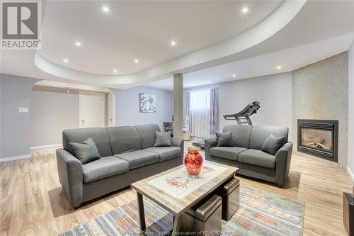 1155 Lakeview Avenue, Windsor, ON - Indoor Photo Showing Living Room