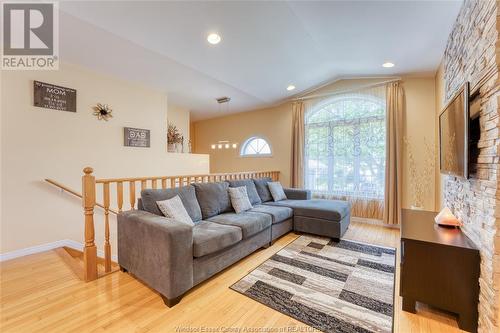 1155 Lakeview Avenue, Windsor, ON - Indoor Photo Showing Living Room