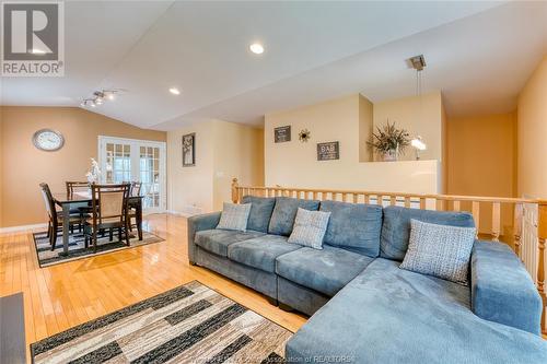 1155 Lakeview Avenue, Windsor, ON - Indoor Photo Showing Living Room