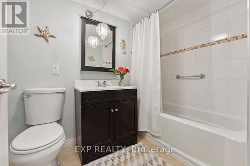 28 Grove Street, Hamilton, ON - Indoor Photo Showing Bathroom