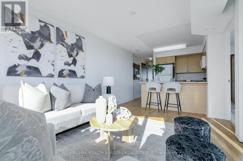 3001 - 30 Grand Trunk Crescent, Toronto, ON - Indoor Photo Showing Living Room